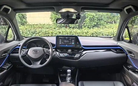 Toyota C-HR I рестайлинг, 2022 год, 1 670 999 рублей, 6 фотография