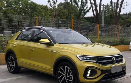 Volkswagen T-Roc I, 2023 год, 2 240 000 рублей, 2 фотография