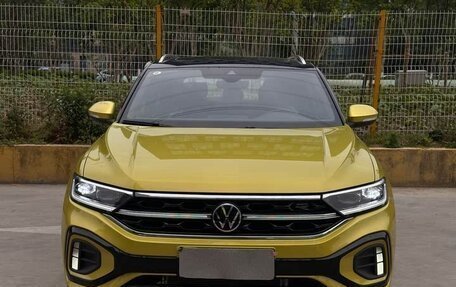Volkswagen T-Roc I, 2023 год, 2 240 000 рублей, 3 фотография