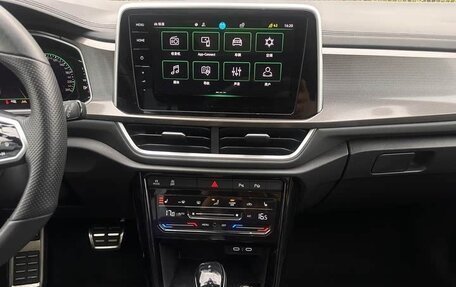 Volkswagen T-Roc I, 2023 год, 2 240 000 рублей, 10 фотография