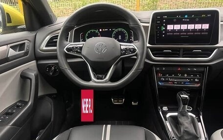 Volkswagen T-Roc I, 2023 год, 2 240 000 рублей, 11 фотография