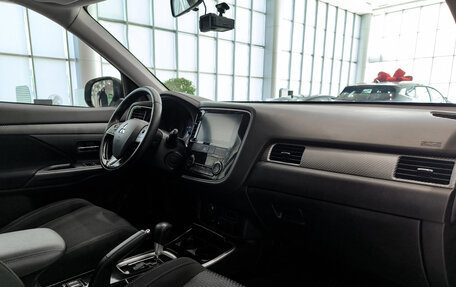 Mitsubishi Outlander III рестайлинг 3, 2018 год, 1 850 000 рублей, 13 фотография