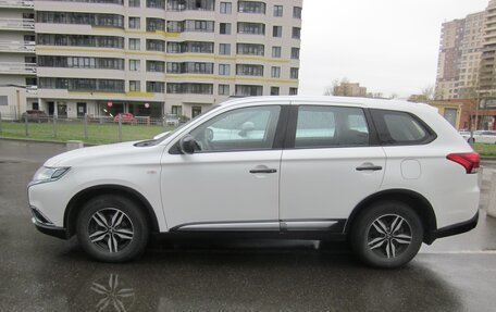 Mitsubishi Outlander III рестайлинг 3, 2018 год, 1 660 000 рублей, 2 фотография