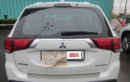 Mitsubishi Outlander III рестайлинг 3, 2018 год, 1 660 000 рублей, 14 фотография