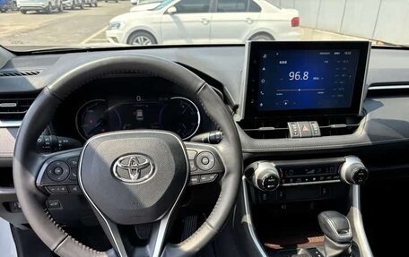Toyota RAV4, 2021 год, 2 300 000 рублей, 10 фотография