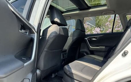 Toyota RAV4, 2021 год, 2 300 000 рублей, 13 фотография
