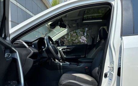 Toyota RAV4, 2021 год, 2 300 000 рублей, 12 фотография