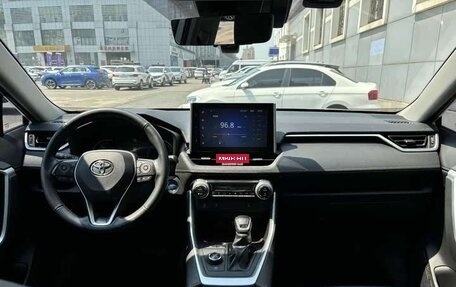 Toyota RAV4, 2021 год, 2 300 000 рублей, 7 фотография