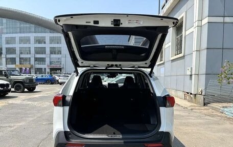 Toyota RAV4, 2021 год, 2 300 000 рублей, 14 фотография