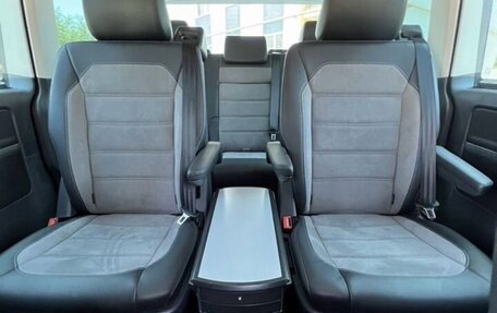 Volkswagen Multivan T6 рестайлинг, 2022 год, 8 100 000 рублей, 10 фотография