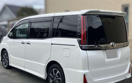 Toyota Noah III, 2021 год, 2 010 000 рублей, 8 фотография