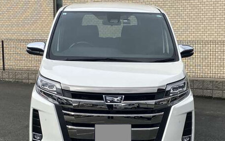 Toyota Noah III, 2021 год, 2 010 000 рублей, 2 фотография