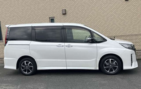 Toyota Noah III, 2021 год, 2 010 000 рублей, 10 фотография