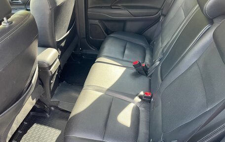 Mitsubishi Outlander III рестайлинг 3, 2017 год, 1 880 000 рублей, 13 фотография