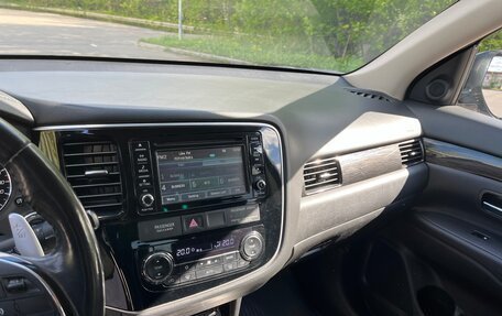 Mitsubishi Outlander III рестайлинг 3, 2017 год, 1 880 000 рублей, 10 фотография