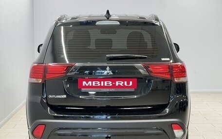 Mitsubishi Outlander III рестайлинг 3, 2020 год, 2 095 000 рублей, 4 фотография
