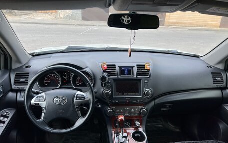Toyota Highlander III, 2012 год, 2 050 000 рублей, 1 фотография