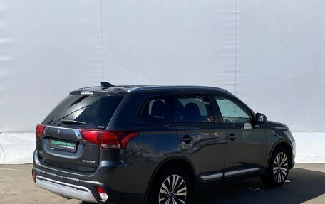 Mitsubishi Outlander III рестайлинг 3, 2019 год, 2 250 000 рублей, 5 фотография