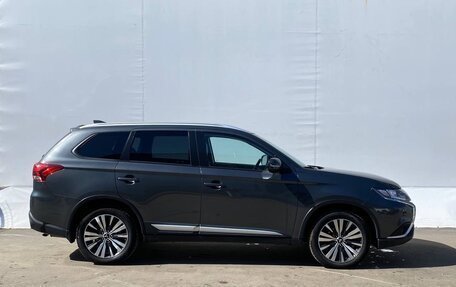 Mitsubishi Outlander III рестайлинг 3, 2019 год, 2 250 000 рублей, 4 фотография