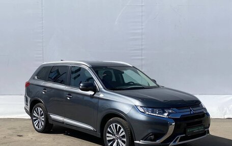 Mitsubishi Outlander III рестайлинг 3, 2019 год, 2 250 000 рублей, 3 фотография