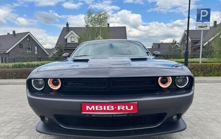 Dodge Challenger III рестайлинг 2, 2020 год, 3 750 000 рублей, 1 фотография