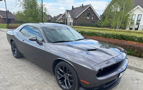 Dodge Challenger III рестайлинг 2, 2020 год, 3 750 000 рублей, 4 фотография