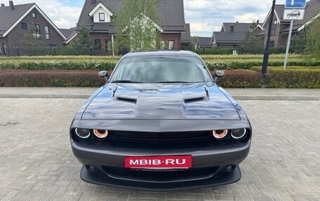Dodge Challenger III рестайлинг 2, 2020 год, 3 750 000 рублей, 2 фотография