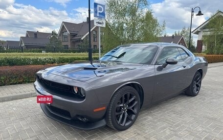 Dodge Challenger III рестайлинг 2, 2020 год, 3 750 000 рублей, 6 фотография