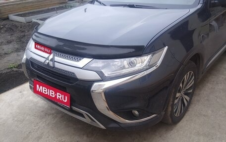 Mitsubishi Outlander III рестайлинг 3, 2020 год, 2 890 000 рублей, 1 фотография