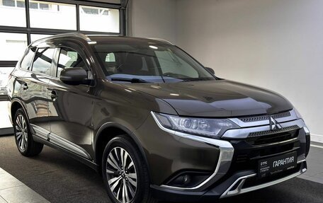 Mitsubishi Outlander III рестайлинг 3, 2019 год, 2 099 000 рублей, 3 фотография