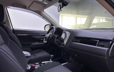 Mitsubishi Outlander III рестайлинг 3, 2019 год, 2 099 000 рублей, 13 фотография