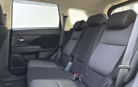 Mitsubishi Outlander III рестайлинг 3, 2019 год, 2 099 000 рублей, 15 фотография
