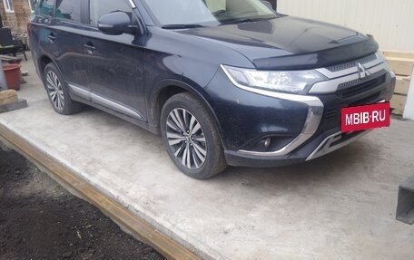 Mitsubishi Outlander III рестайлинг 3, 2020 год, 2 890 000 рублей, 4 фотография