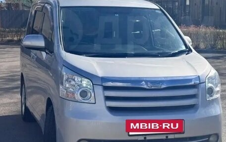 Toyota Noah III, 2007 год, 1 250 000 рублей, 4 фотография