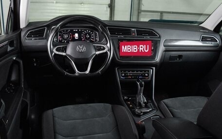 Volkswagen Tiguan II, 2021 год, 3 199 000 рублей, 6 фотография
