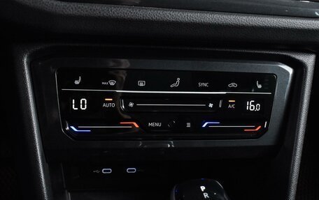 Volkswagen Tiguan II, 2021 год, 3 199 000 рублей, 20 фотография