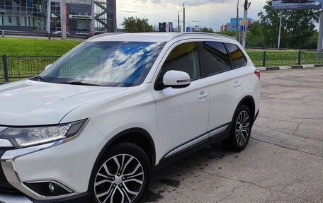 Mitsubishi Outlander III рестайлинг 3, 2016 год, 2 000 000 рублей, 2 фотография