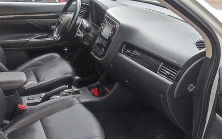 Mitsubishi Outlander III рестайлинг 3, 2016 год, 2 000 000 рублей, 10 фотография
