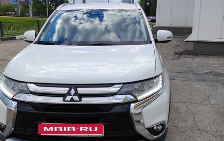 Mitsubishi Outlander III рестайлинг 3, 2016 год, 2 000 000 рублей, 3 фотография