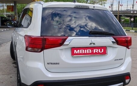 Mitsubishi Outlander III рестайлинг 3, 2016 год, 2 000 000 рублей, 6 фотография