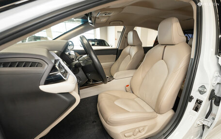 Toyota Camry, 2020 год, 3 380 000 рублей, 10 фотография