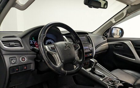 Mitsubishi Pajero Sport III рестайлинг, 2018 год, 2 930 000 рублей, 16 фотография