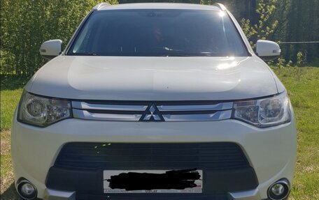 Mitsubishi Outlander III рестайлинг 3, 2014 год, 2 050 000 рублей, 2 фотография