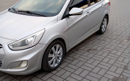 Hyundai Solaris II рестайлинг, 2013 год, 800 000 рублей, 8 фотография