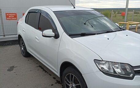 Renault Logan II, 2017 год, 900 000 рублей, 3 фотография
