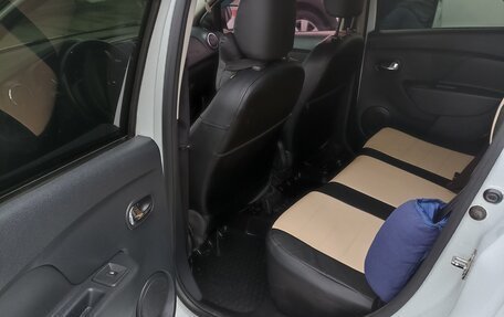 Renault Logan II, 2017 год, 900 000 рублей, 9 фотография