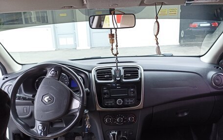 Renault Logan II, 2017 год, 900 000 рублей, 7 фотография