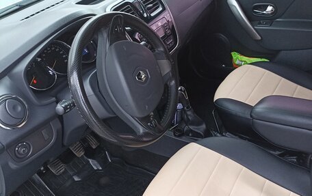 Renault Logan II, 2017 год, 900 000 рублей, 6 фотография
