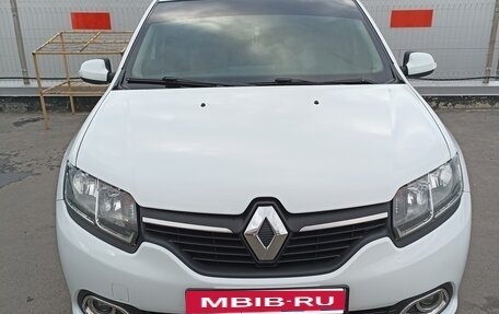 Renault Logan II, 2017 год, 900 000 рублей, 2 фотография