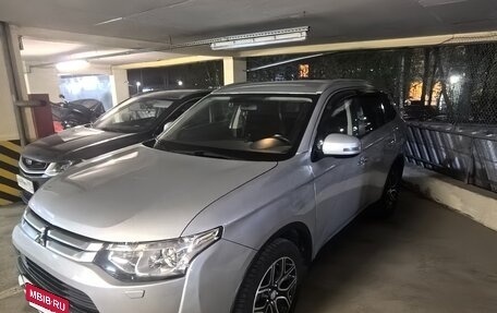 Mitsubishi Outlander III рестайлинг 3, 2014 год, 1 950 000 рублей, 2 фотография